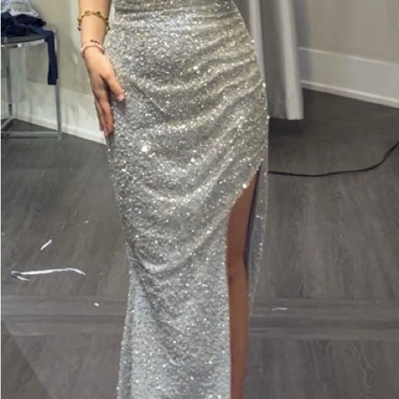 Elegant Silver Evening Dress - Picture 4 of 10